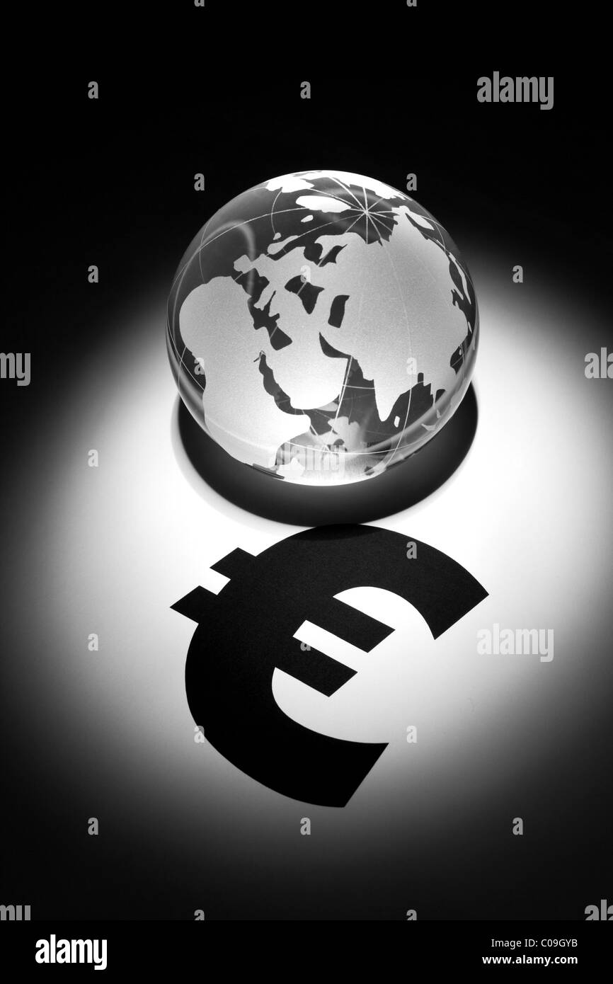Mundo y signo de Euro, concepto de negocio global Foto de stock