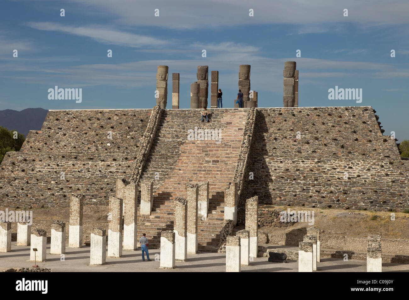 Columnas y figuras de atlantes con el templo de la estrella de la mañana en  la antigua ciudad tolteca de Tula o Tollan en la zona central de México  Fotografía de stock -