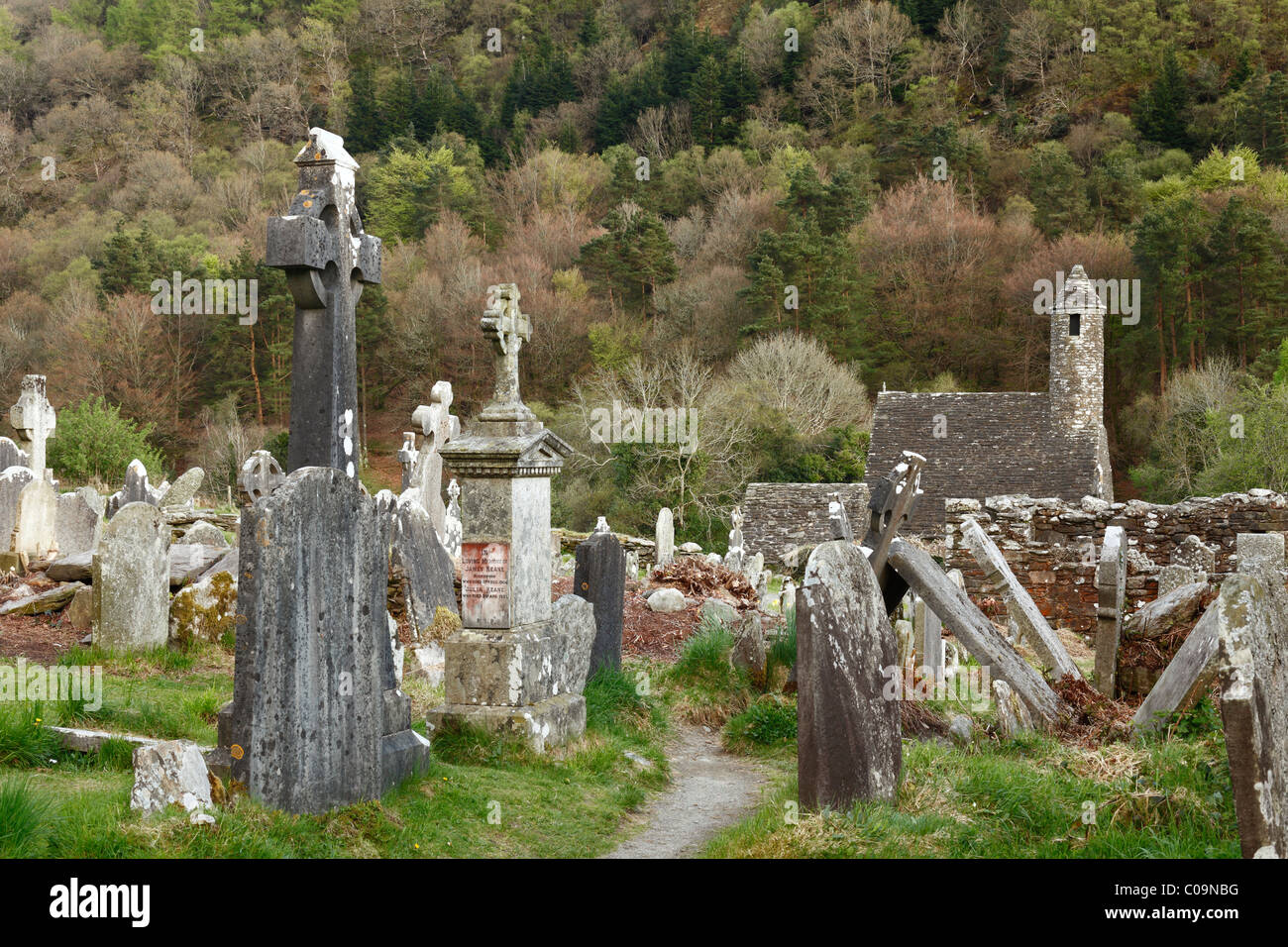 Capilla de San Kevin's Kitchen y cementerio, antiguo monasterio Glendalough, Montañas, Condado , República de Irlanda Foto de stock