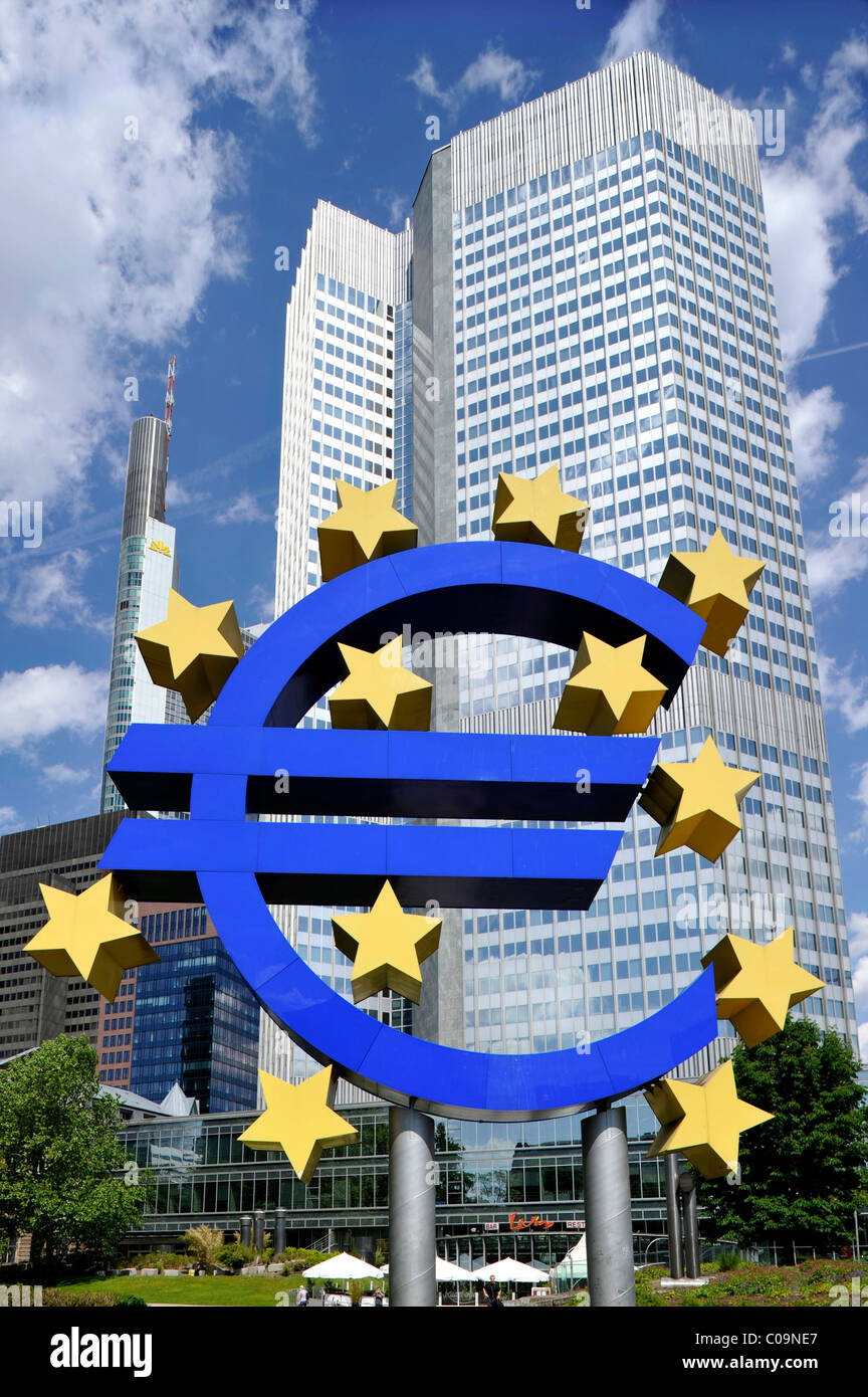 Signo del euro, Commerzbank Tower, Banco Central Europeo, BCE, Willy-Brandt-Platz, el distrito financiero de Frankfurt am Main Foto de stock