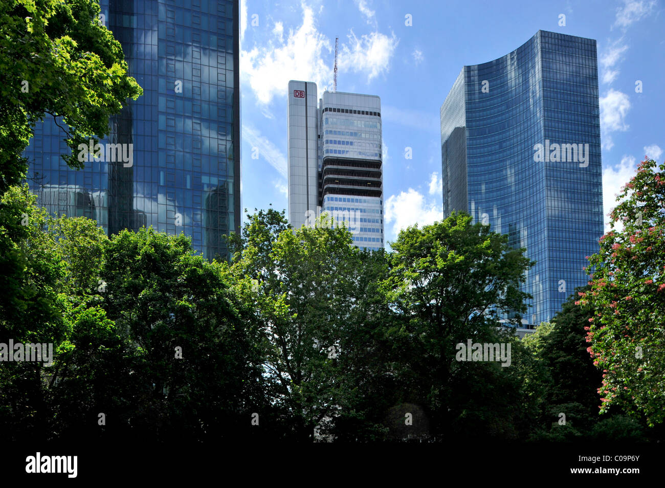 Dresdner Bank sede llamado Gallileo, DB, Edificio Torre Skyper Taunusanlage park, el distrito financiero de Frankfurt am Main Foto de stock