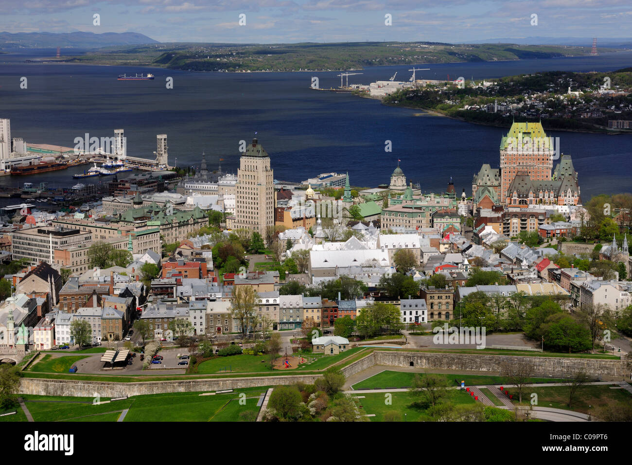 Centro histórico de la ciudad de Québec con el puerto y el río San Lorenzo, Quebec, Canadá Foto de stock