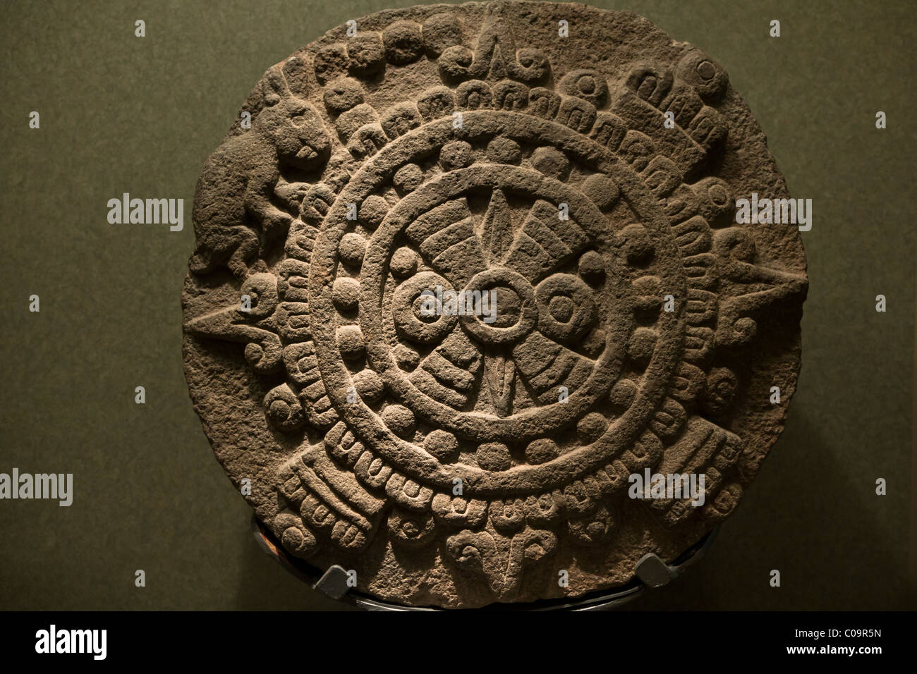 Disco solar de piedra azteca con elementos encontrados en Xochimilco