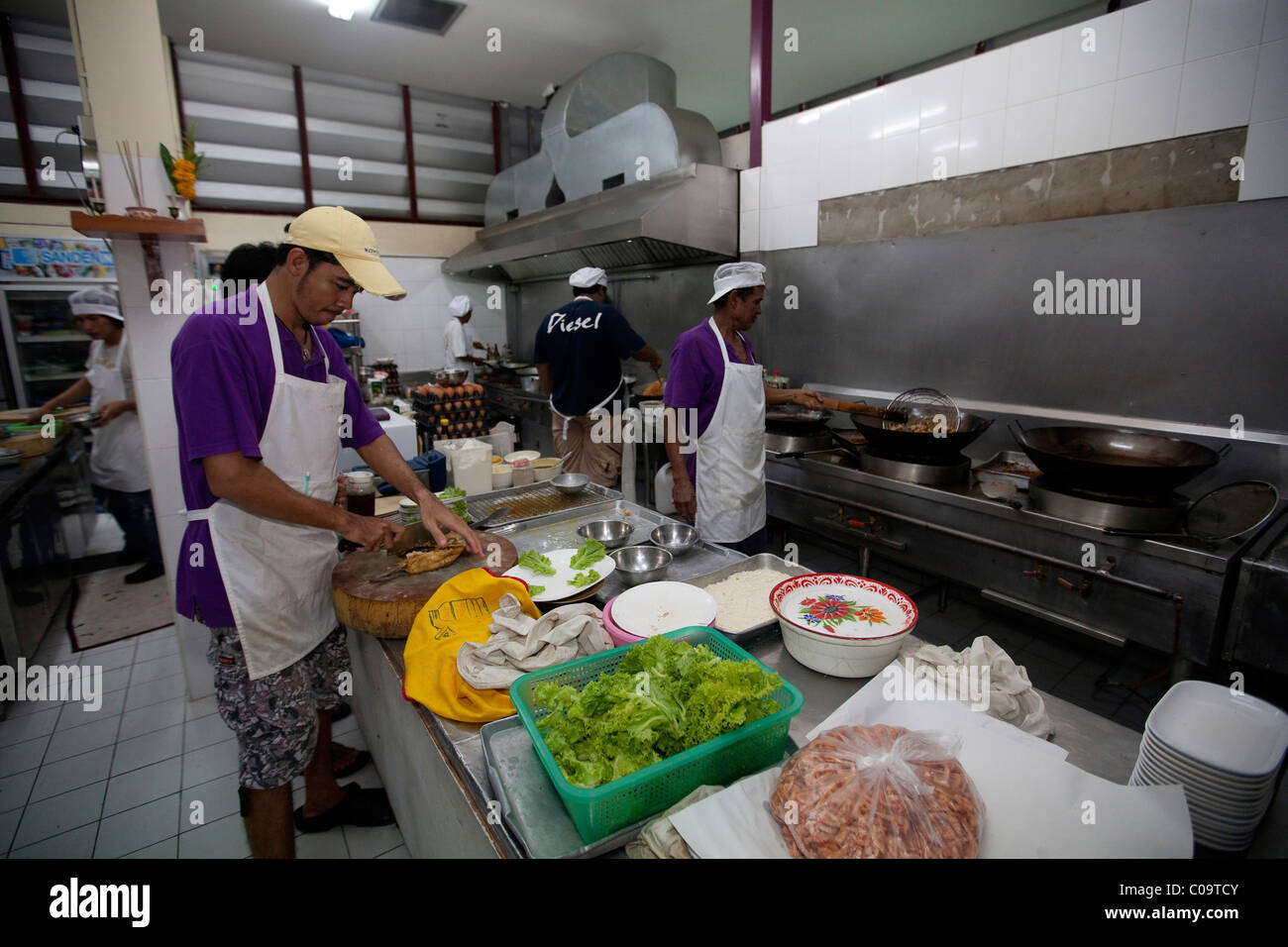 Los cocineros tailandeses en un cocinero-shop en Rawai, Phuket, Tailandia, Asia Foto de stock