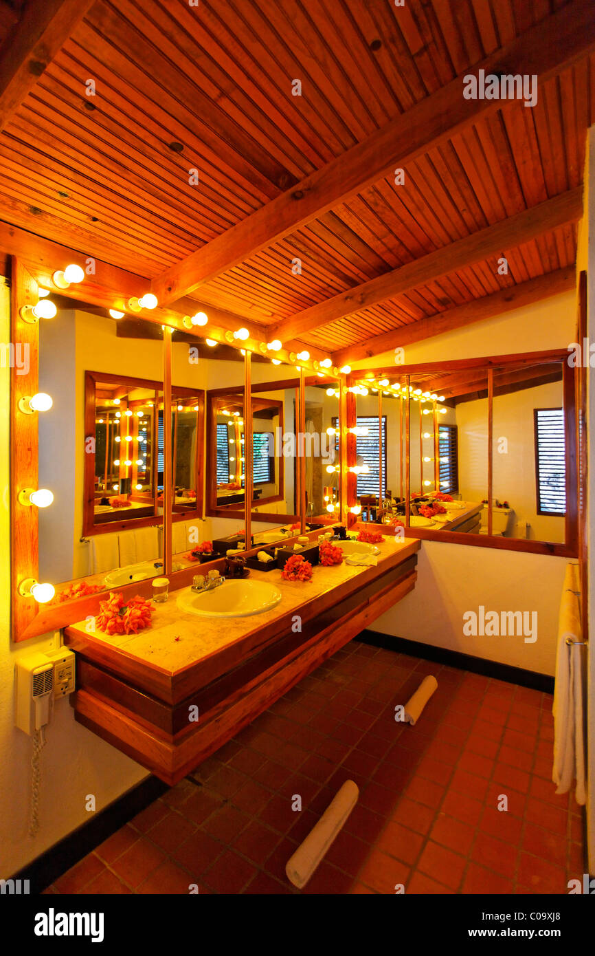 Baño con espejo iluminado bombillas, Luxury Hotel Anse Chastanet Resort, ACV, Santa Lucía, Santa Lucía isla, Islas de Sotavento Foto de stock