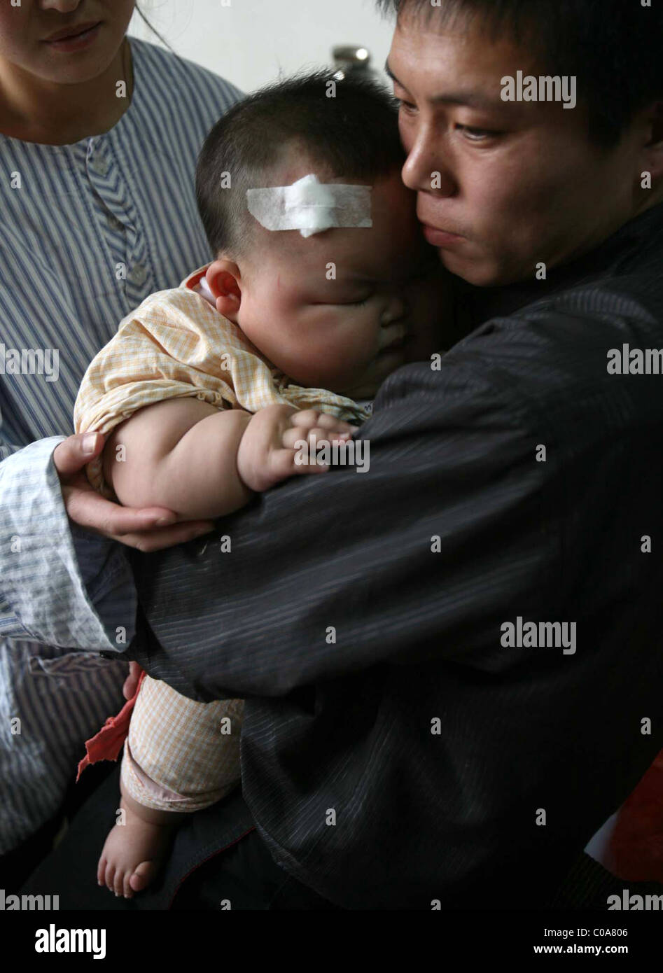 Preocupados Por El Peso Del Bebe Obeso Este Bebe Grande Pesa Un Enorme 19 Kilogramos 42 Libras Liu Yuqing Fue Solo Del 2 5 Fotografia De Stock Alamy