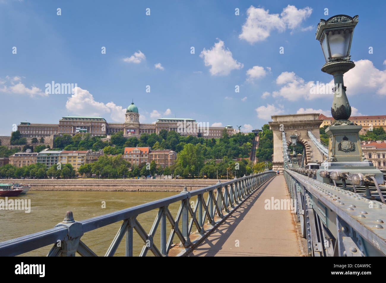 El Puente de las cadenas, Szechenyi Lanchid, sobre el río Danubio, Budapest Hungría ue Foto de stock