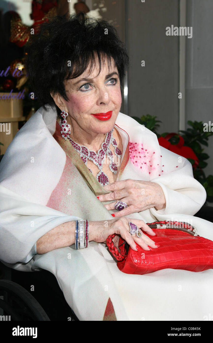 Dame Elizabeth Taylor Elizabeth Taylor desvela su casa de Taylor colección  de joyas en Joyería Gearys Beverly Hills, California Fotografía de stock -  Alamy