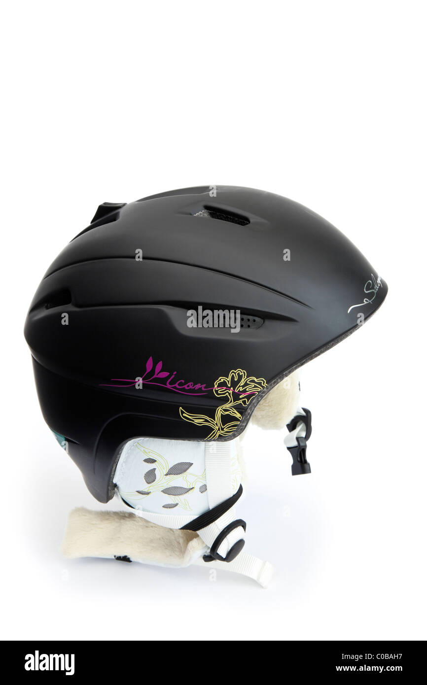 Vista lateral de una mujer Salomon aire personalizado casco con  almohadillas de esquí aislado sobre un fondo blanco Fotografía de stock -  Alamy