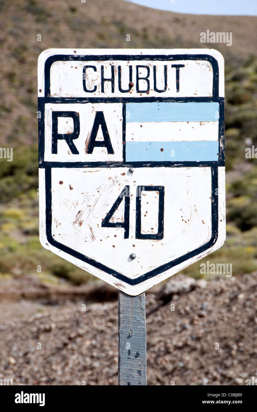 La ruta 40, signo de la Provenza, en la provincia de Chubut, Patagonia, Argentina Foto de stock
