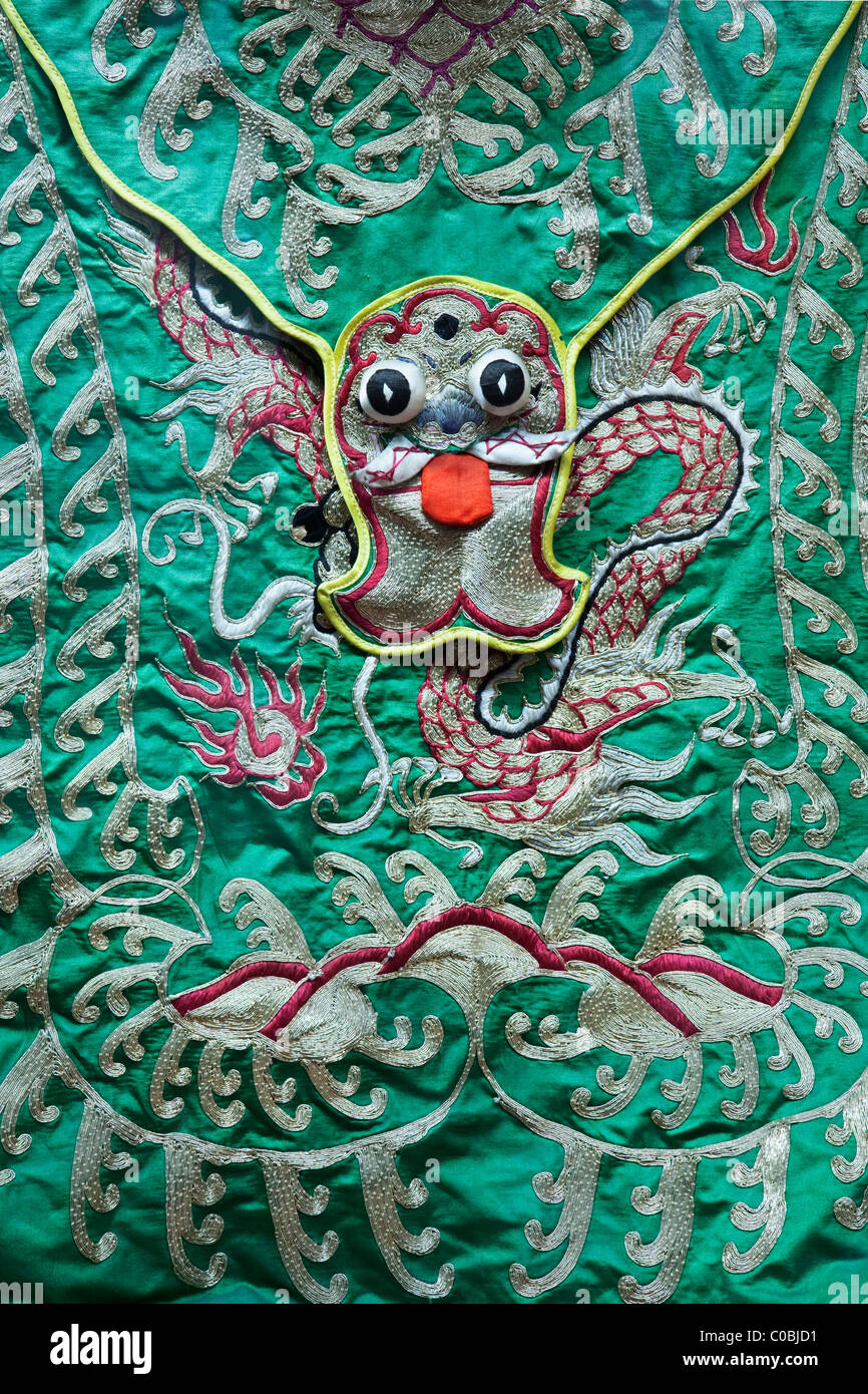 El dragón bellamente bordadas sobre un tapiz en China Foto de stock