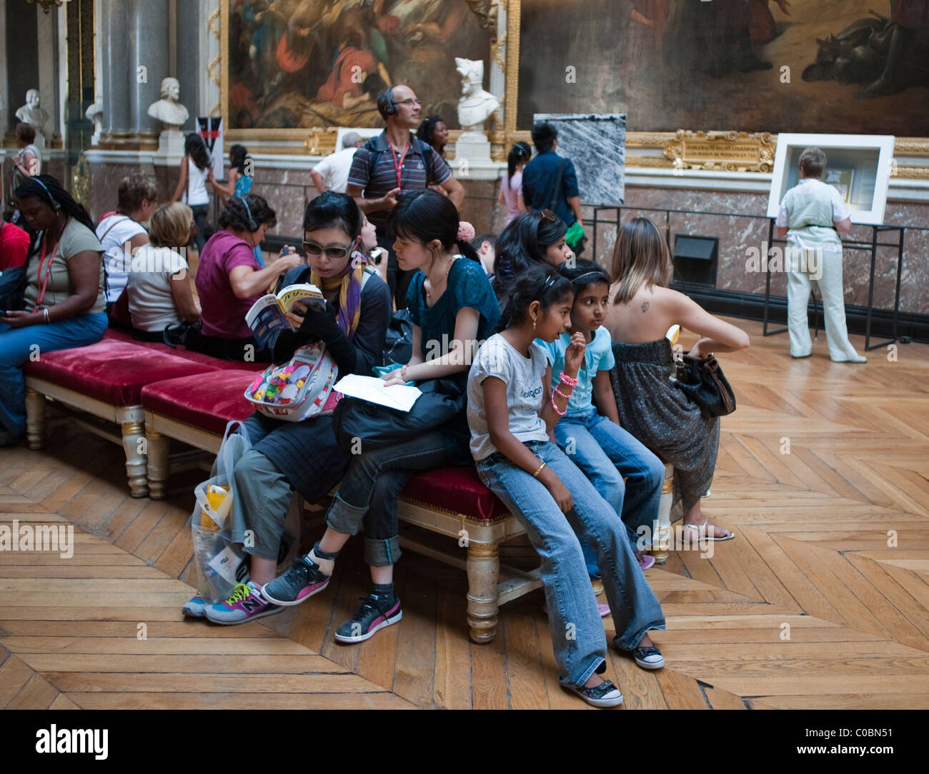 Niños en galería de arte fotografías e imágenes de alta resolución - Alamy