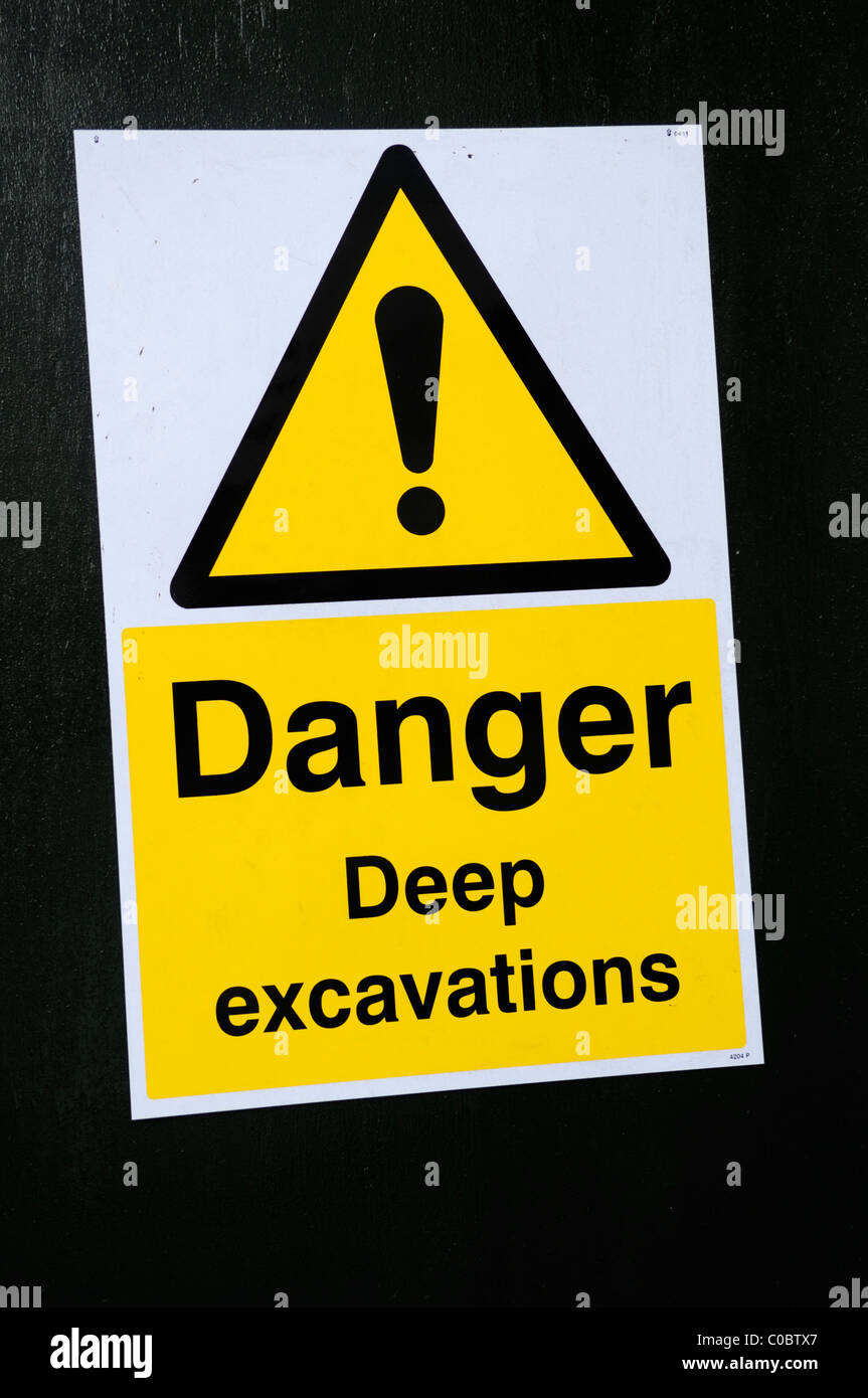 Señal de advertencia de peligro excavaciones profundas, Londres, Inglaterra, Reino Unido. Foto de stock