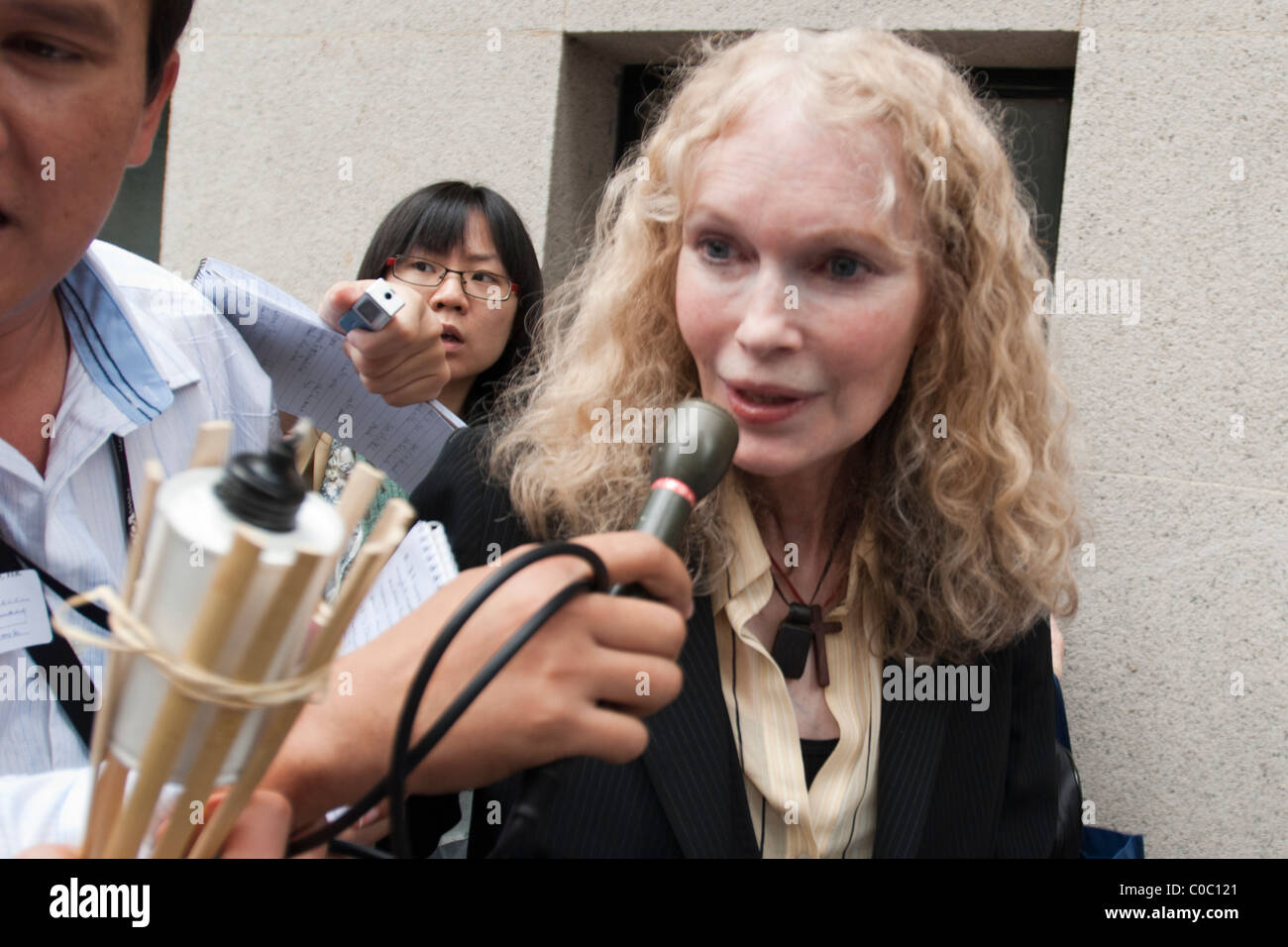 Mia Farrow llegaron a Hong Kong para apoyar una campaña de boicot contra China porque a causa de su actividad en Darfur. Foto de stock