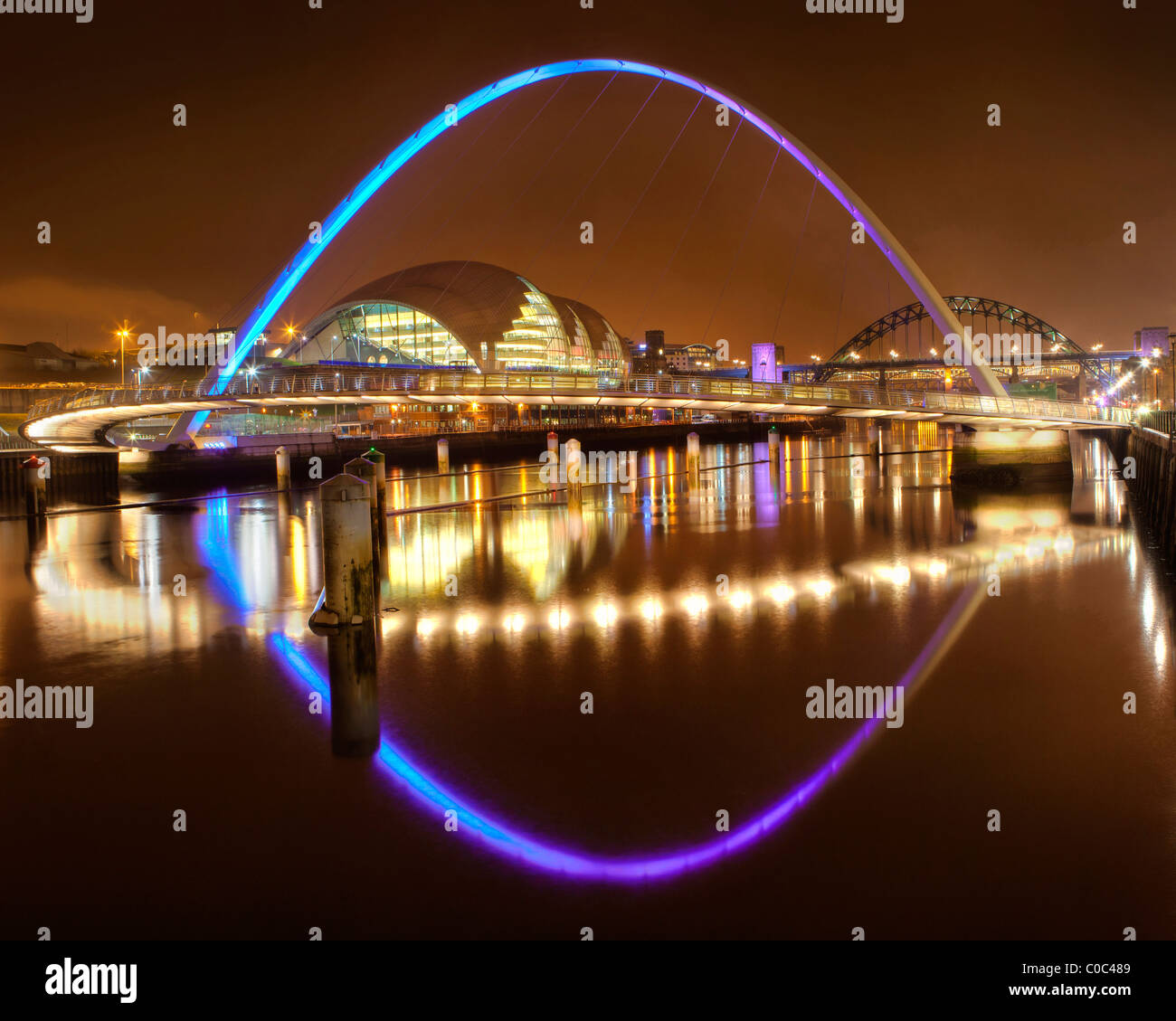 Millennium Bridge de noche en Newcastle/Gateshead cruzando el río Tyne Foto de stock
