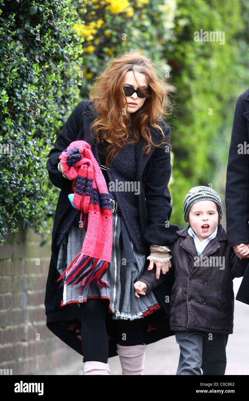 Helena Bonham Carter recoge a su hijo Billy Ray Burton desde la escuela primaria en Hampstead con Tim Burton. Se detienen en un local Foto de stock