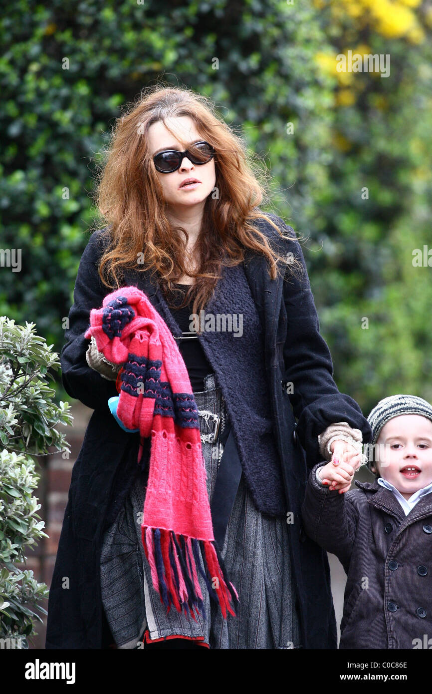 Helena Bonham Carter recoge a su hijo Billy Ray Burton desde la escuela