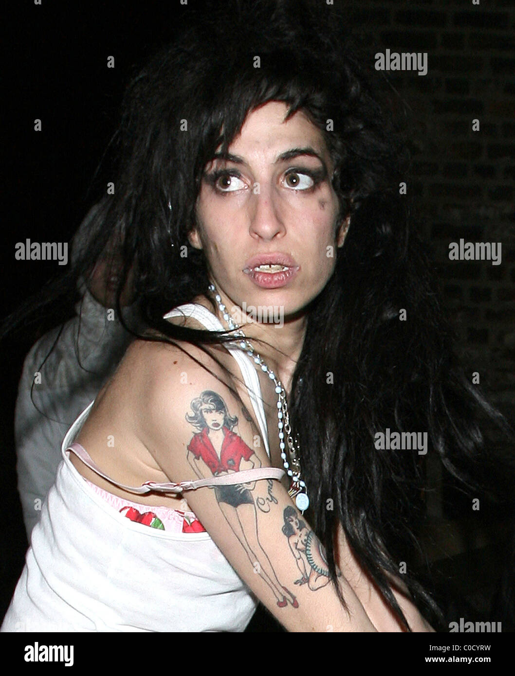 Amy Winehouse llega de vuelta a su casa a las 4am en lugar peor para el  desgaste, después de haber pasado la noche en torno a diversos lugares  asombrosos Fotografía de stock -