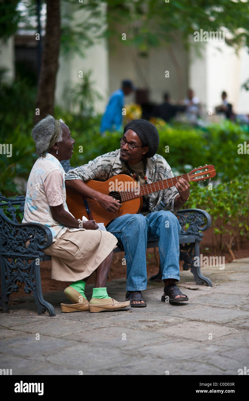 Vieja dama y hombre cantar música popular cubana la Vieja Habana Cuba Foto de stock