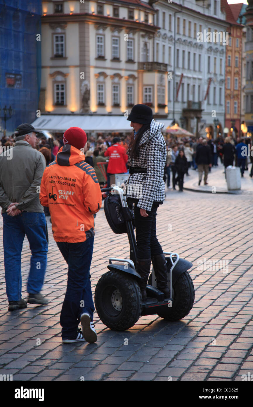 Turista de Segway en la Plaza de la Ciudad Vieja de Praga Foto de stock