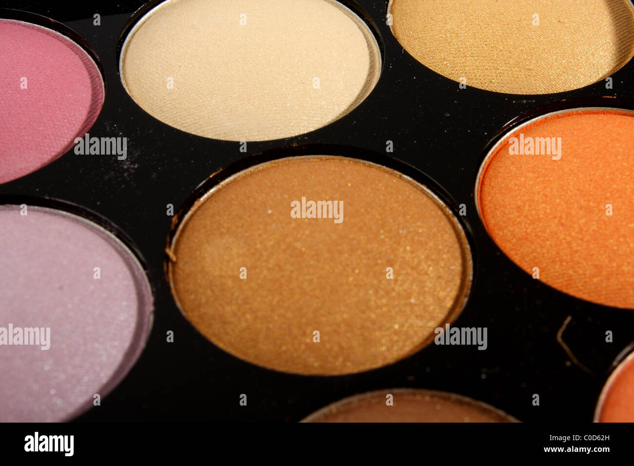 Un caja de accesorios de maquillaje y cosméticos incluidos blusher, polvo y sombra intensos en una gama de colores profesional Foto de stock