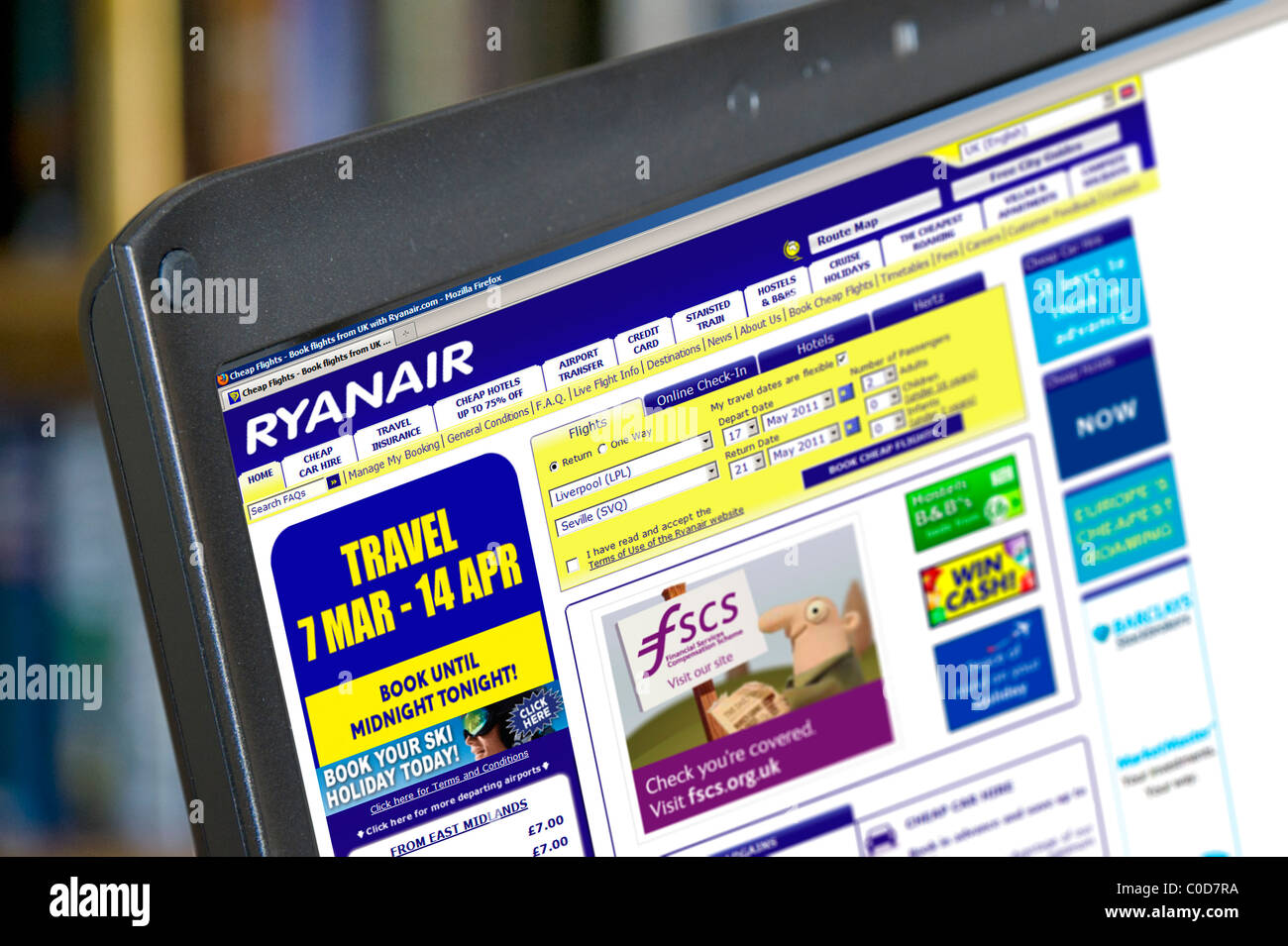 La reserva de un vuelo en el sitio de Ryanair en un ordenador portátil,  REINO UNIDO Fotografía de stock - Alamy