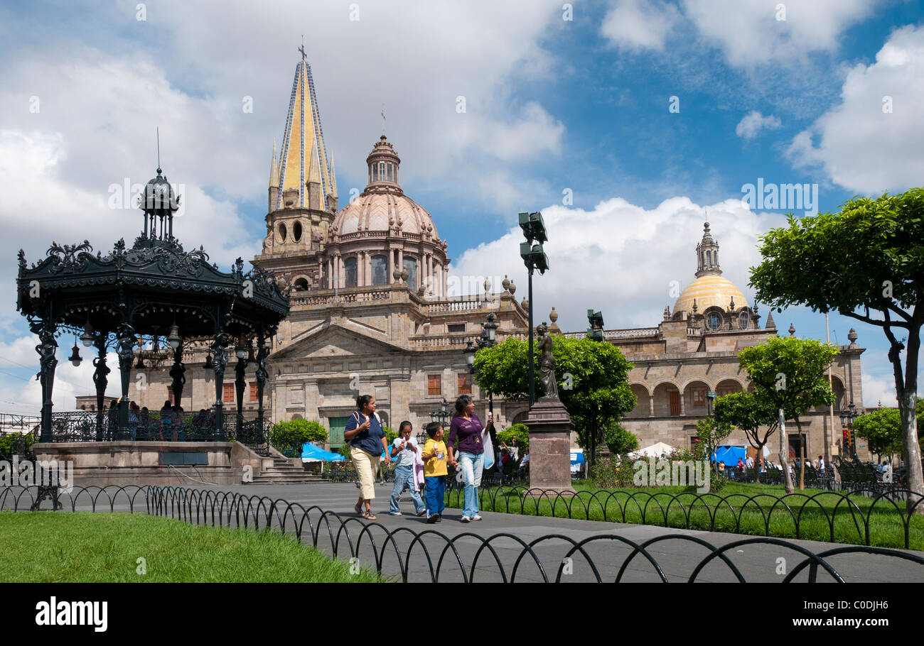 Plaza de Armas y Catedral Metropolitano, en Guadalajara, México. Foto de stock