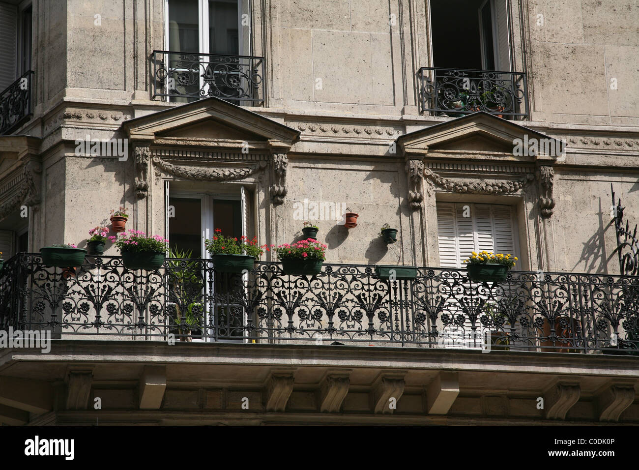 Balcón ornamentado edificio parisino de Foto de stock