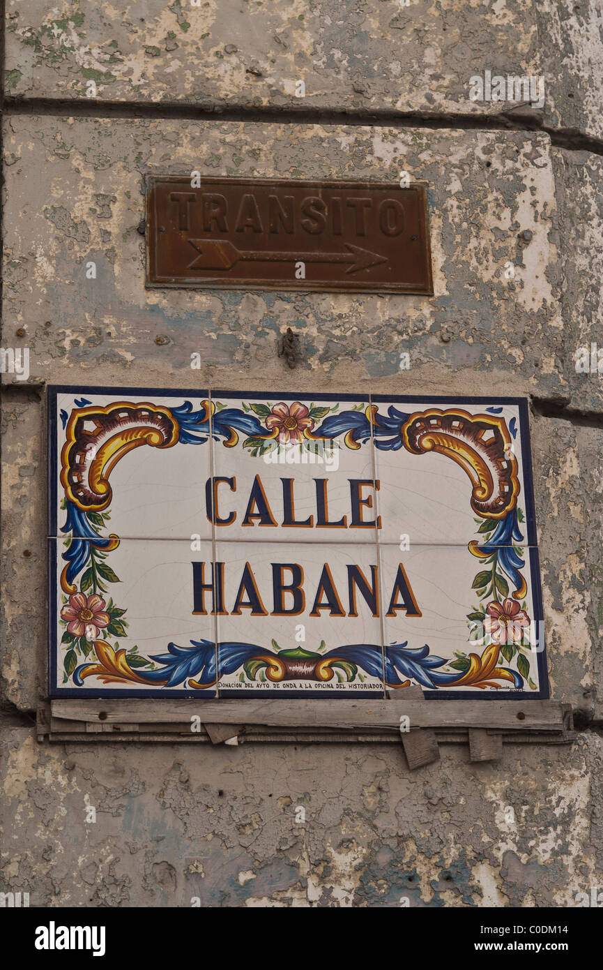 Escena callejera cubana en la Habana Vieja, Cuba. Fachada de la típica arquitectura de la Habana vieja Foto de stock
