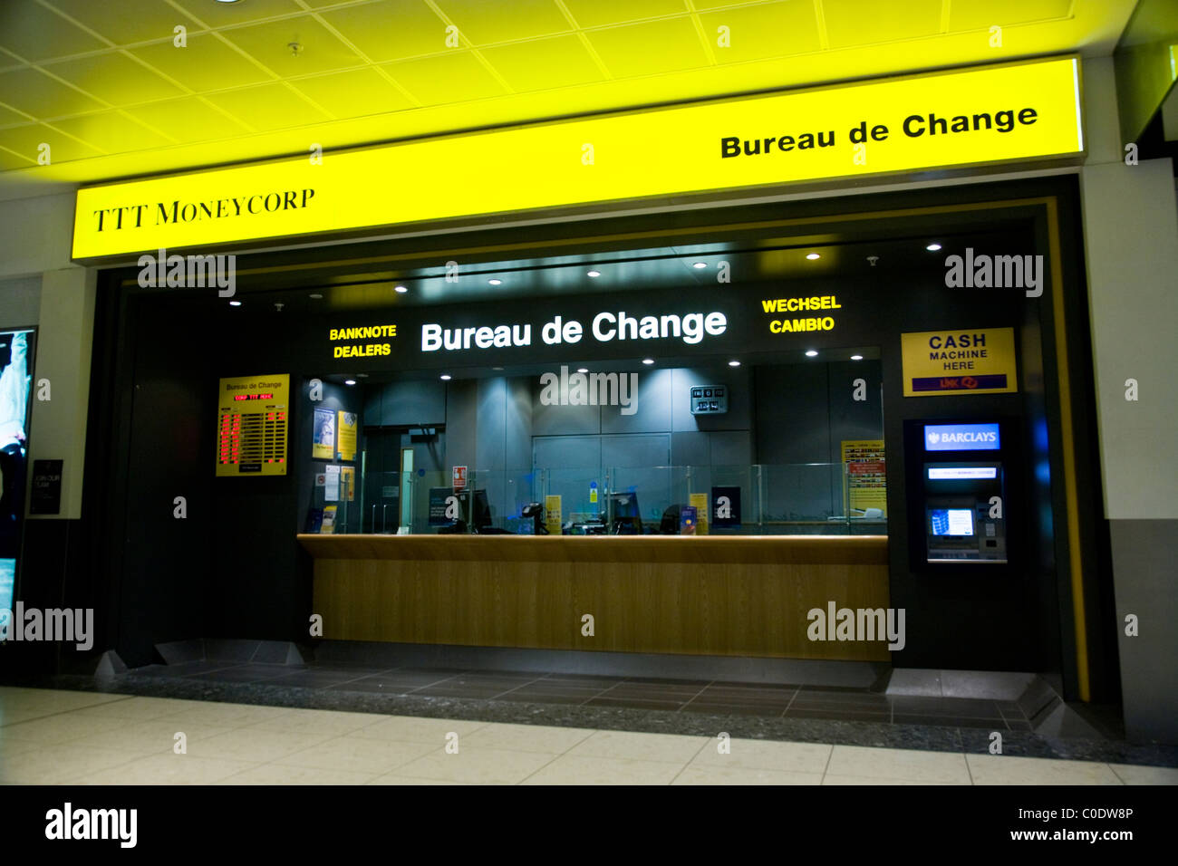Mesa de oficina de cambio operado por TTT Moneycorp en Gatwick Airport South Terminal. Londres. En el Reino Unido. Foto de stock