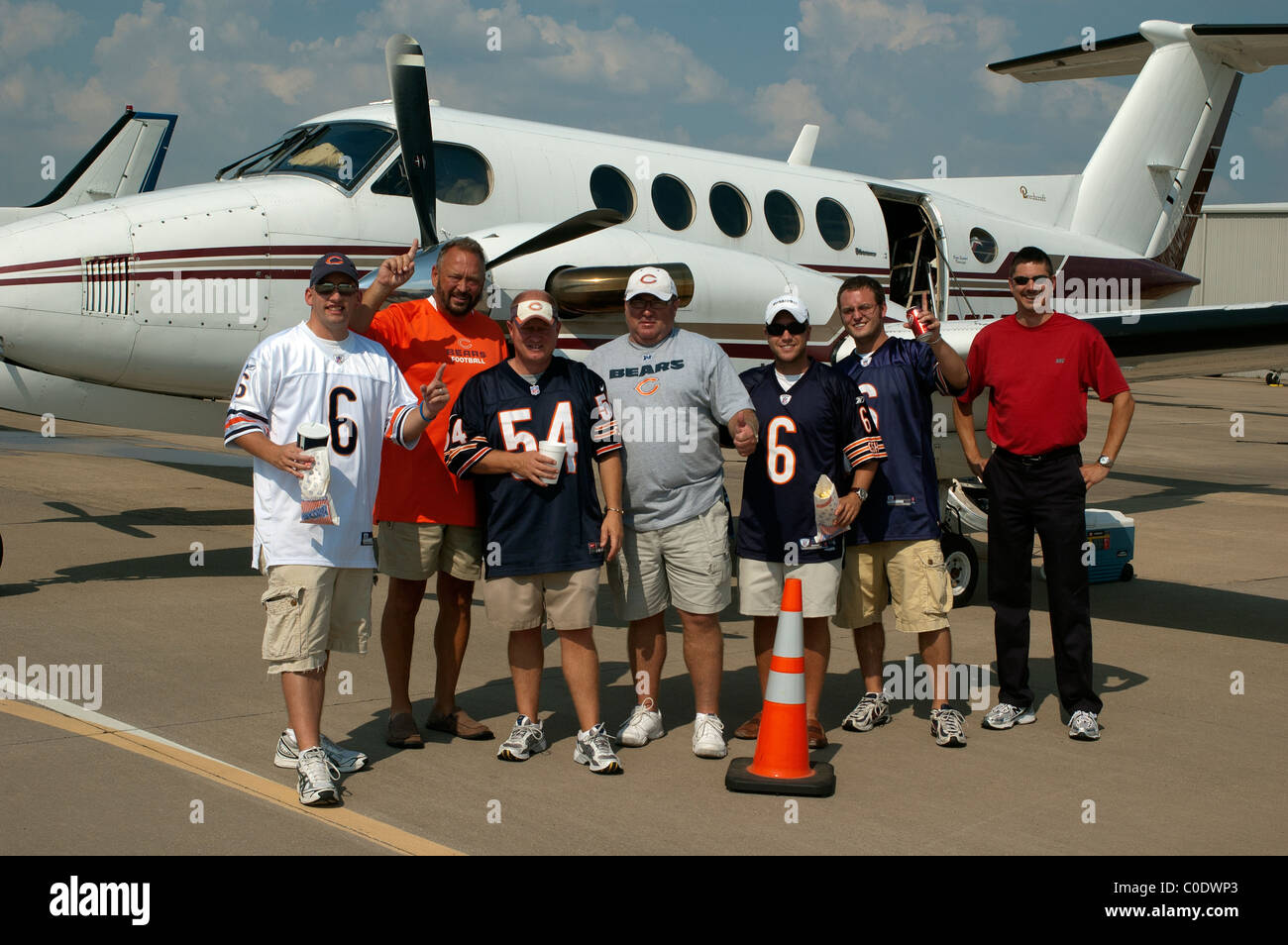 NFL's Chicago Bear's fans volar en avión privado a Arlington, Texas, EE.UU. para ver el partido de fútbol v Dallas Cowboys Foto de stock