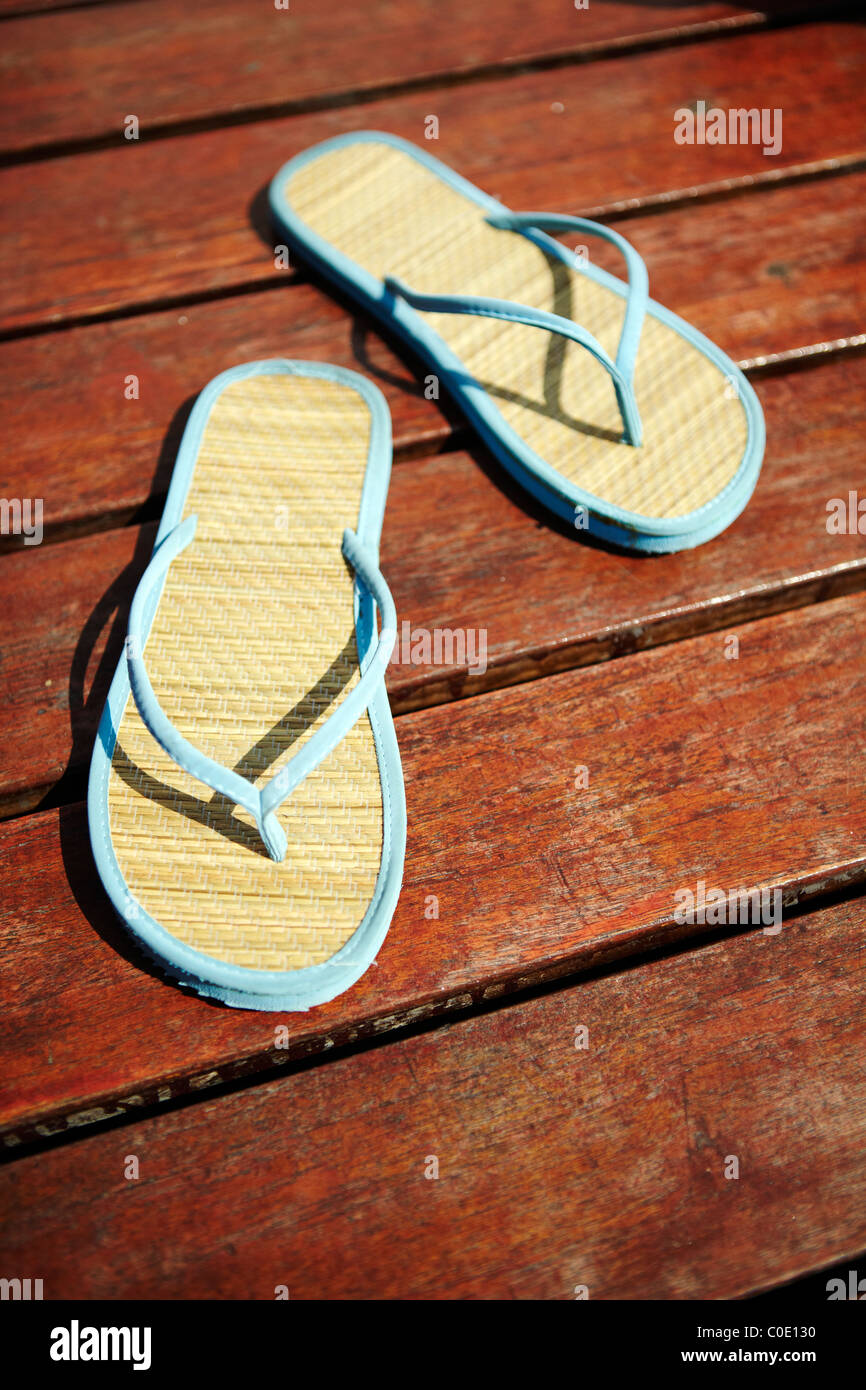 Azul Marrón chanclas en un piso de madera Fotografía de stock - Alamy