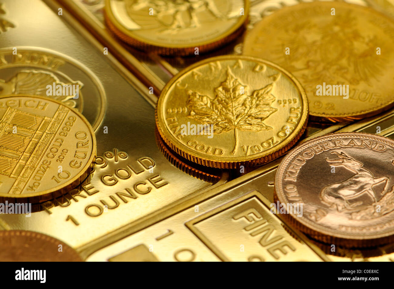 Los lingotes de oro - 1oz bares y pequeñas monedas Foto de stock