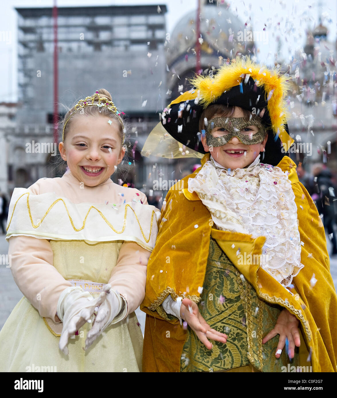 por favor confirmar Ocupar Ejecutante Dos niños que vestían trajes de carnaval, en la Plaza de San Marcos Venecia  Italia Fotografía de stock - Alamy