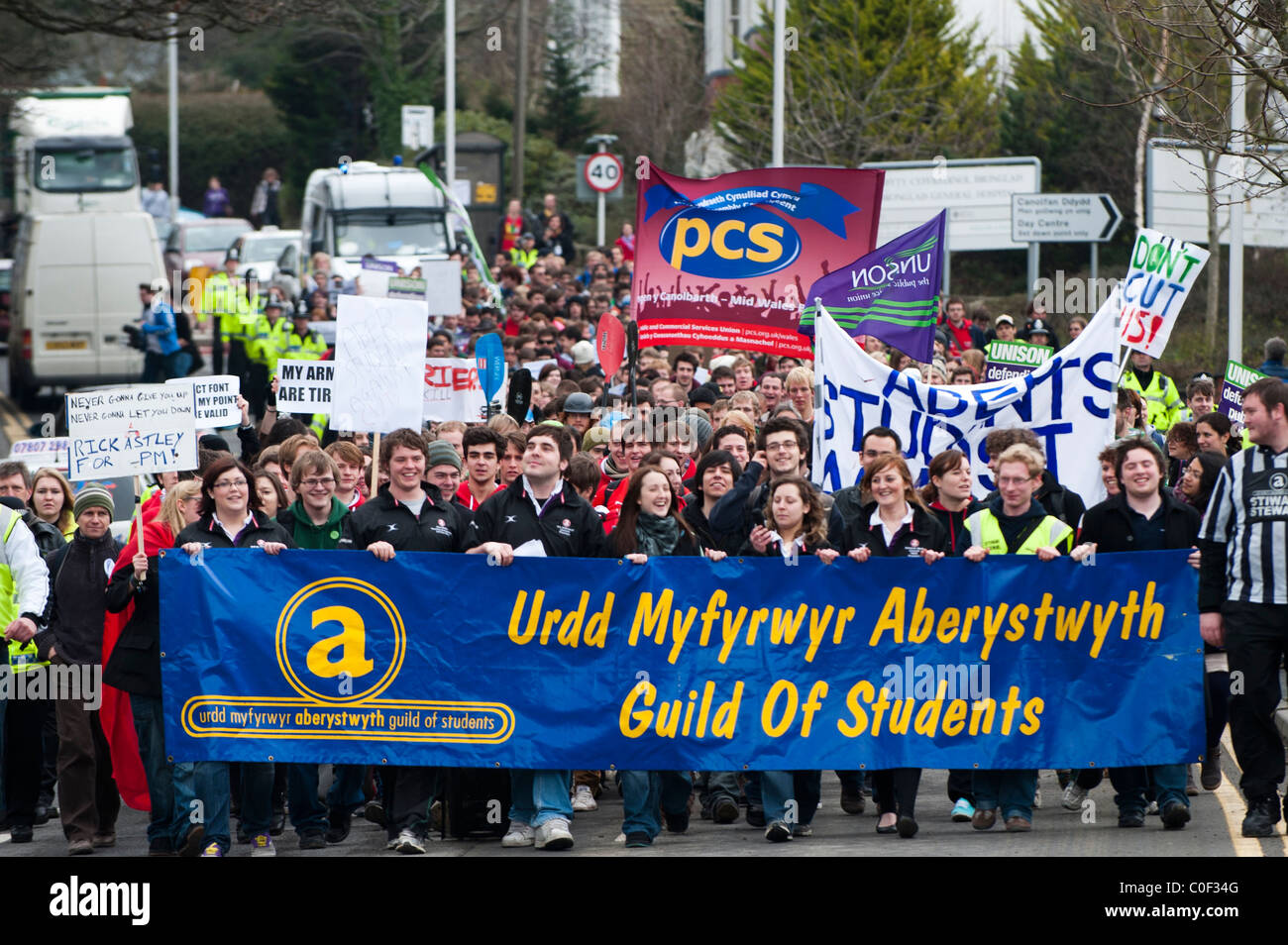Cientos de estudiantes de la universidad de Aberystwyth marchan en protesta por los recortes en la financiación de la educación superior en el REINO UNIDO Foto de stock