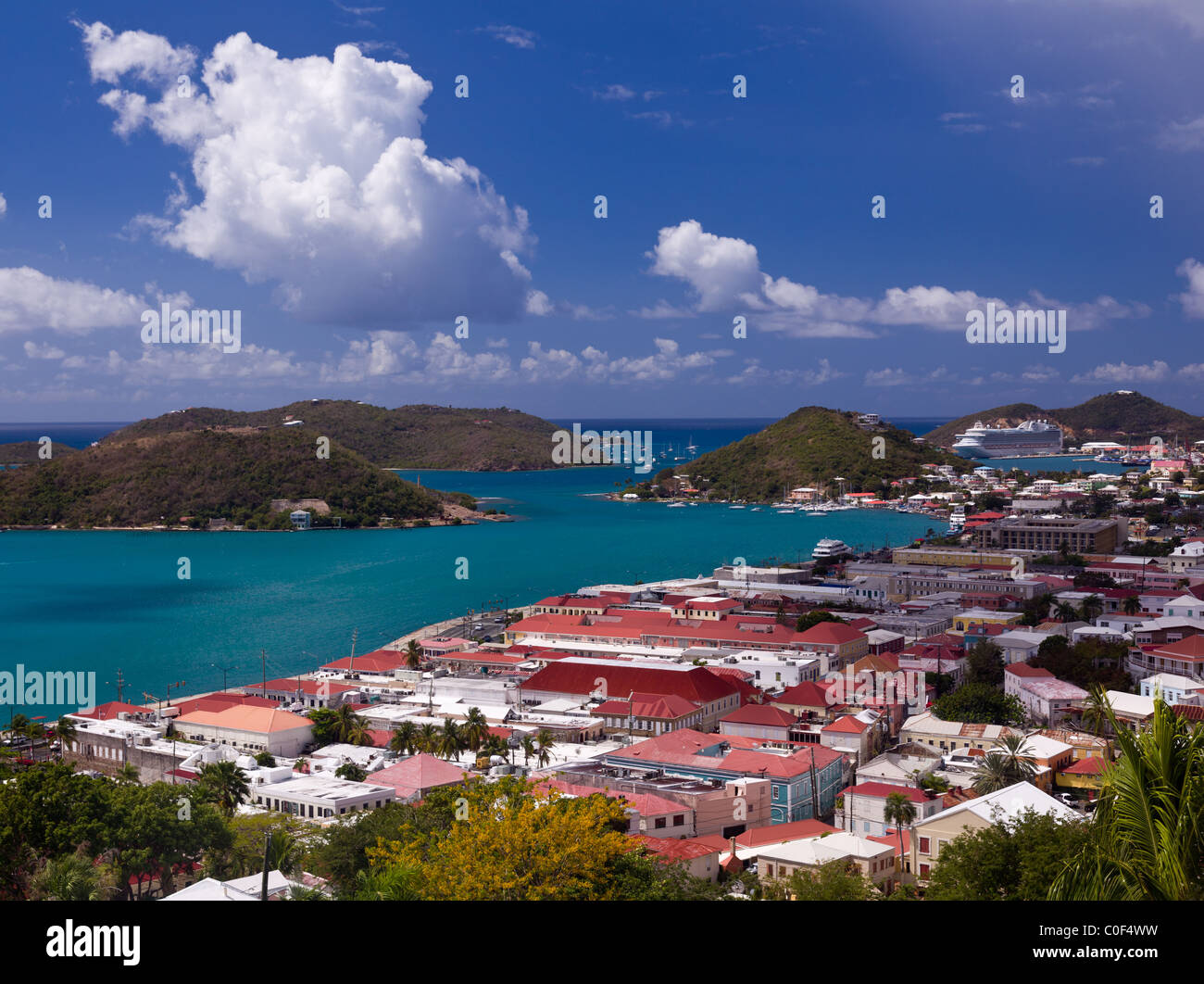 Vista aérea de la ciudad de Charlotte Amalie y puerto en la isla de St. Thomas en las Islas Vírgenes de EE.UU. en verano Foto de stock
