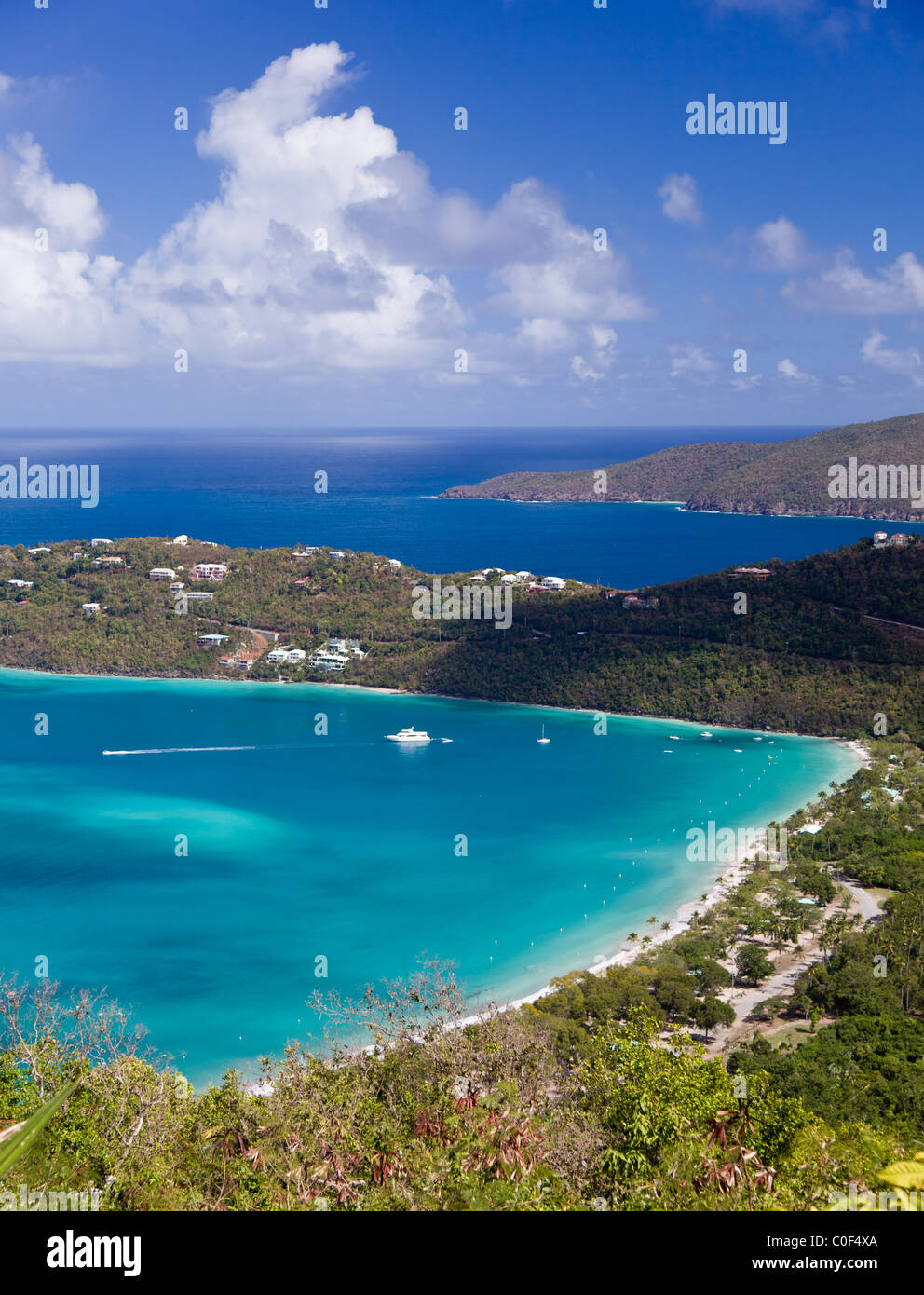 Vista de la bahía Magens - la mundialmente famosa playa de Santo Tomás en las Islas Vírgenes de EE.UU. Foto de stock