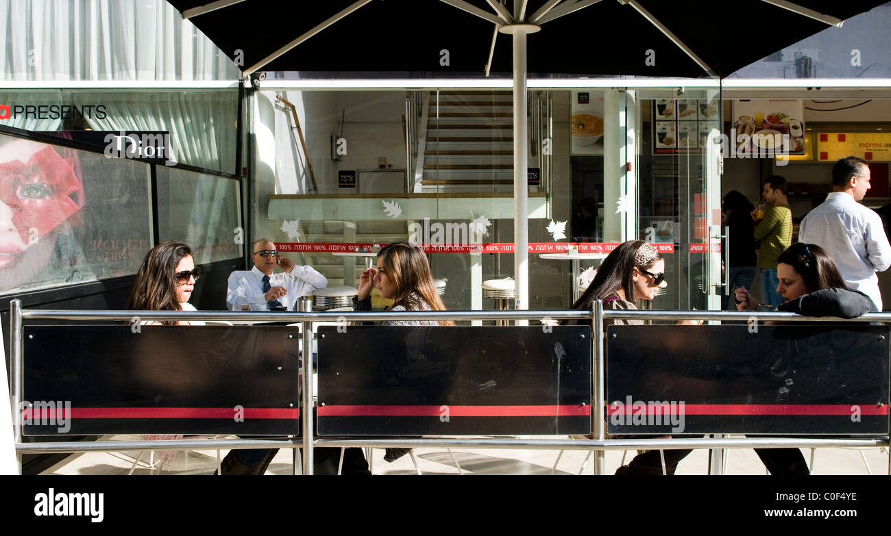 Los israelíes amor sentarse en cafeterías y socializar. Foto de stock