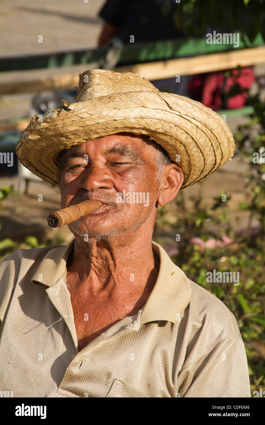 Hombre viejo con cigarro en frente de la iglesia de la aldea, el Valle de Viñales, Cuba, provincia de Pinar del Rio, Foto de stock