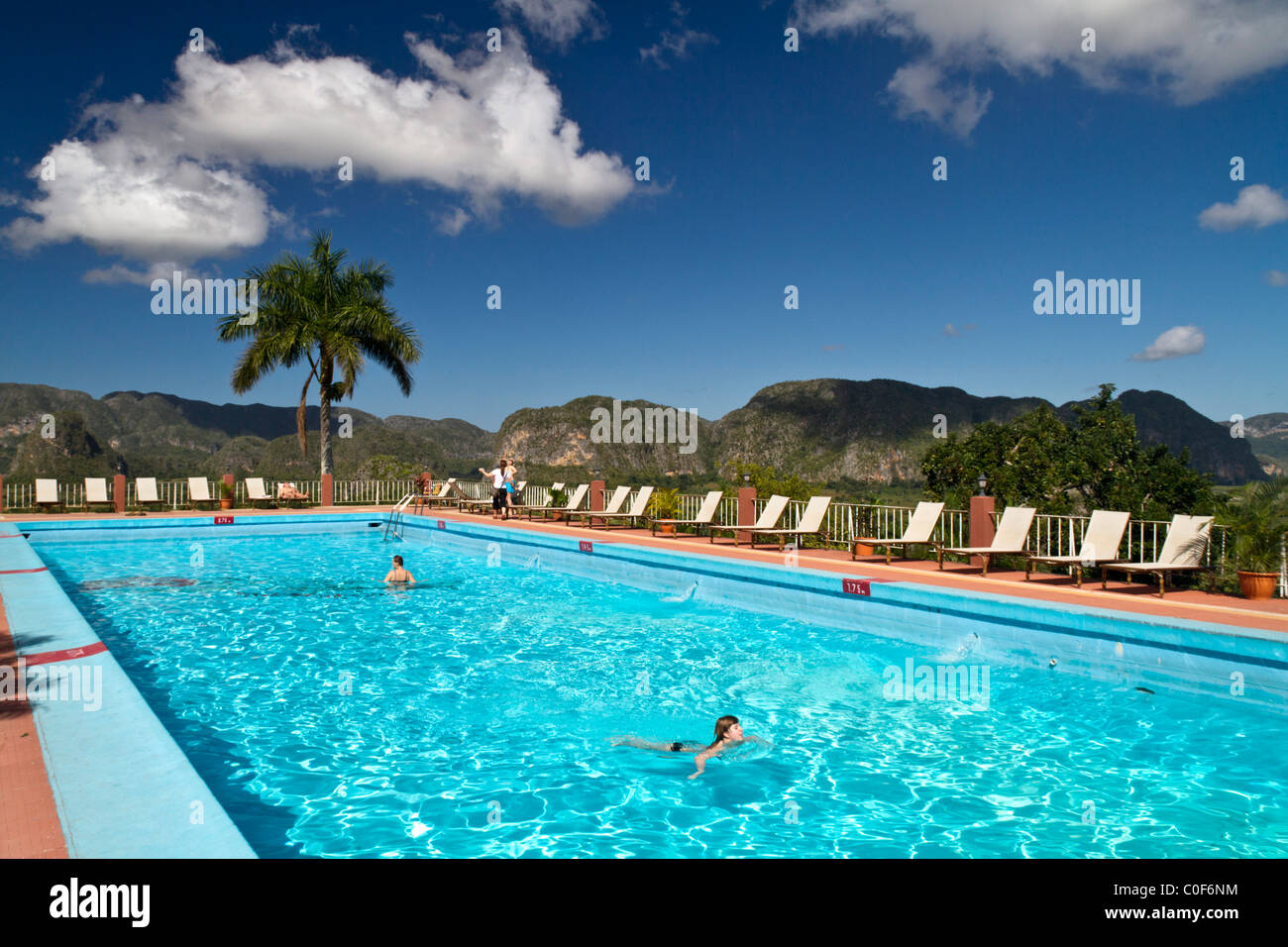 El Valle de Viñales, Piscina Hotel Jaminez, provincia Pinar del Río, Cuba Foto de stock