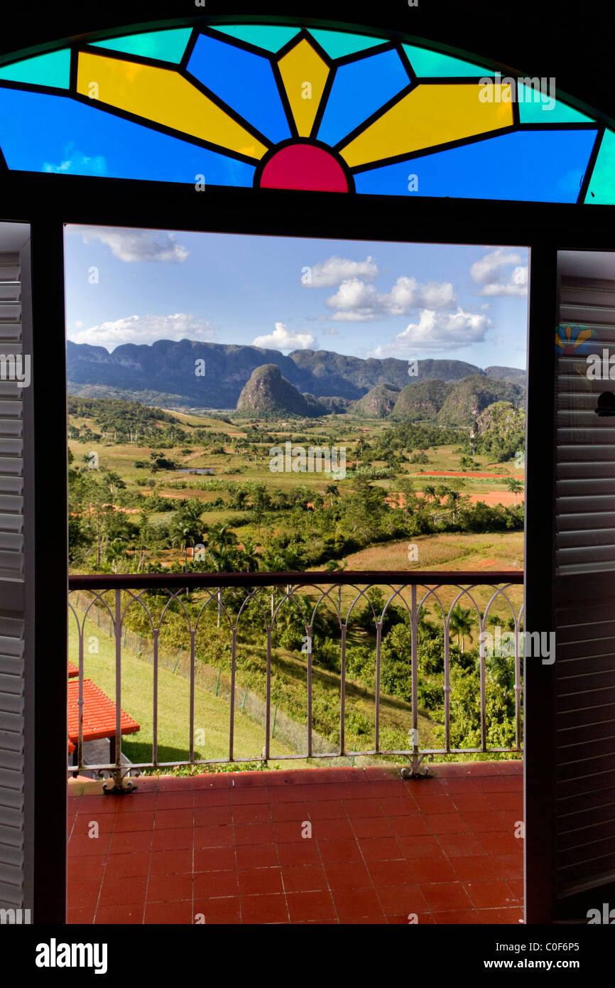 Vista desde el Hotel Valle Jamniez a Viñales, Cuba, provincia de Pinar del Rio, Foto de stock