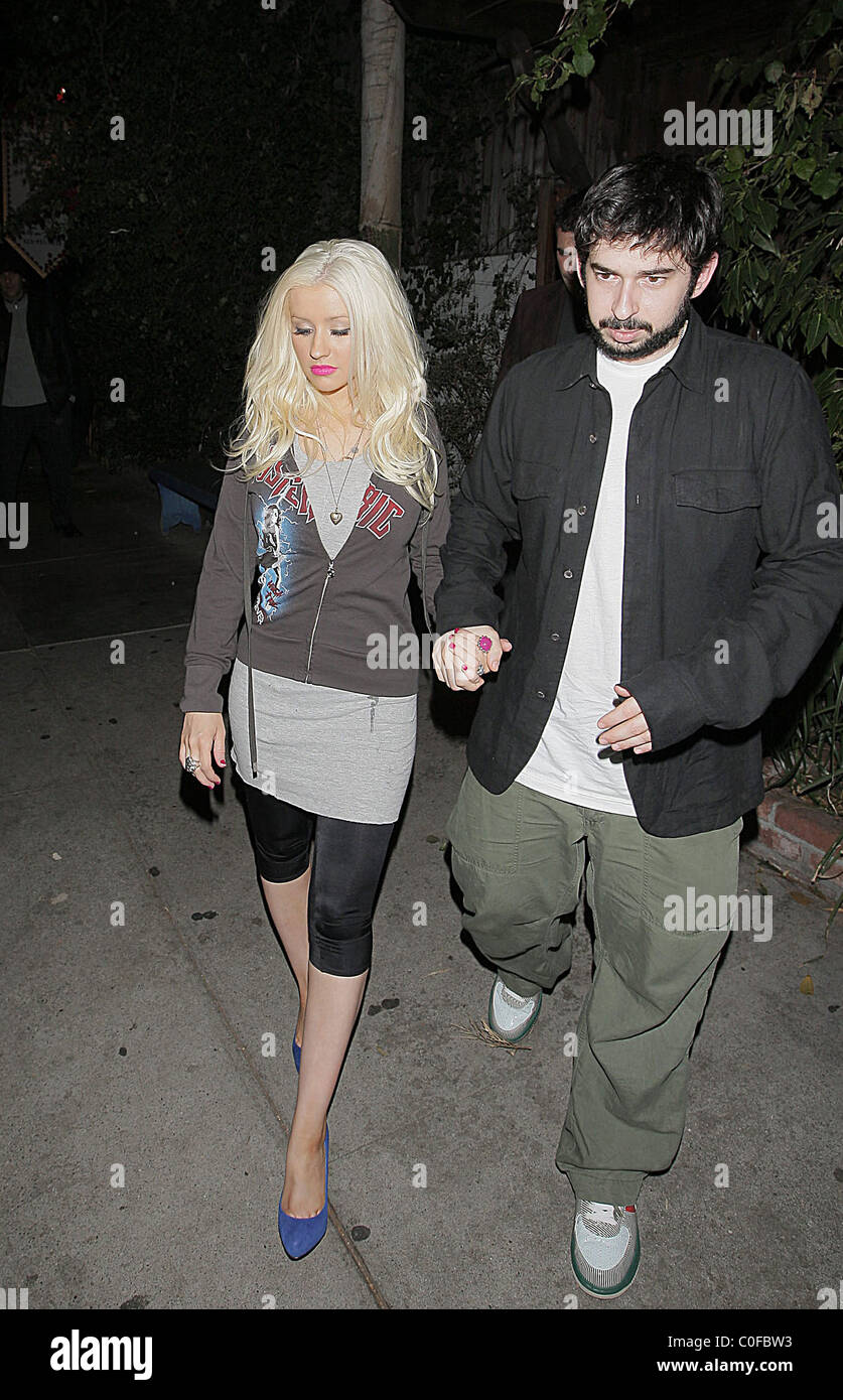 Christina Aguilera y su marido Jordan Bratman dejando la puerta poco  restaurante en West Hollywood tras una cena tardía Fotografía de stock -  Alamy