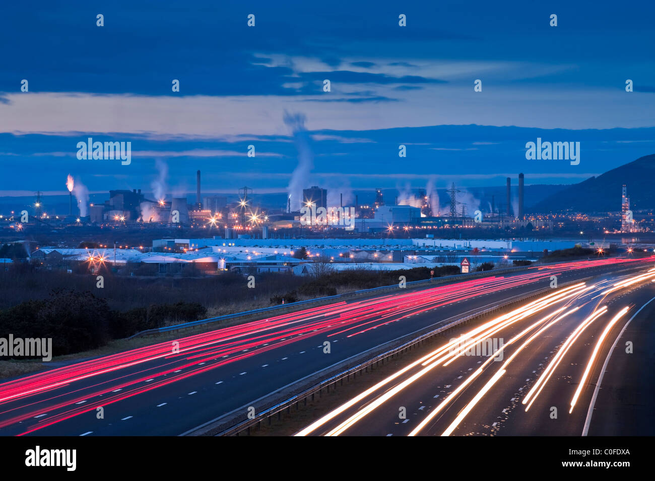 Autopista de Neath Port Talbot West Glamorgan Wales en penumbra Foto de stock