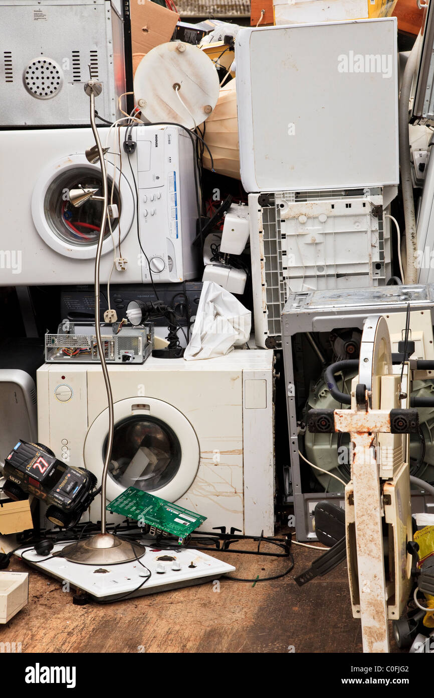Lavadoras y otros electrodomésticos en un centro de reciclaje Fotografía de  stock - Alamy
