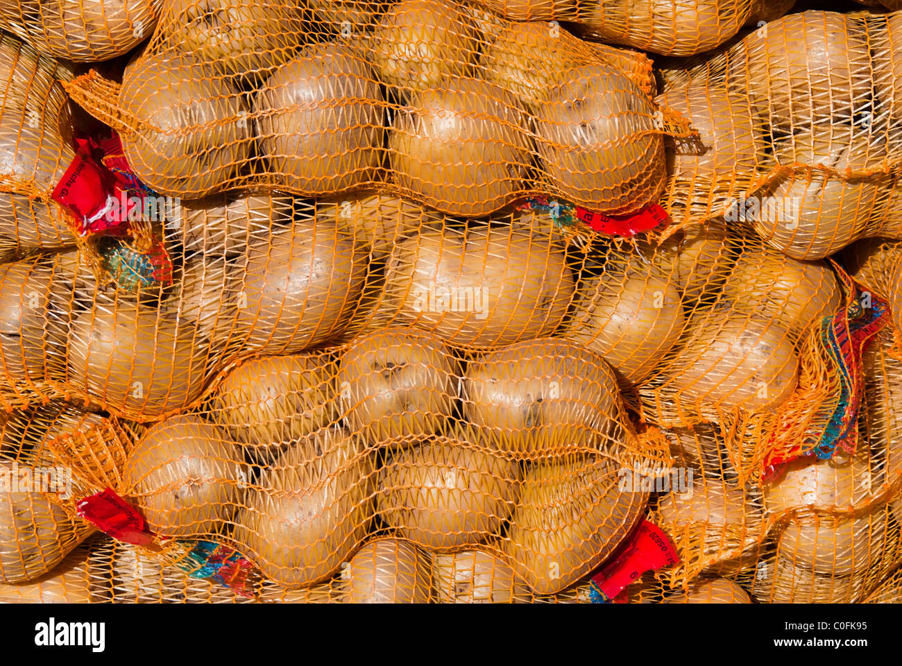 Muchas bolsas de papas amarillas están alineados Foto de stock