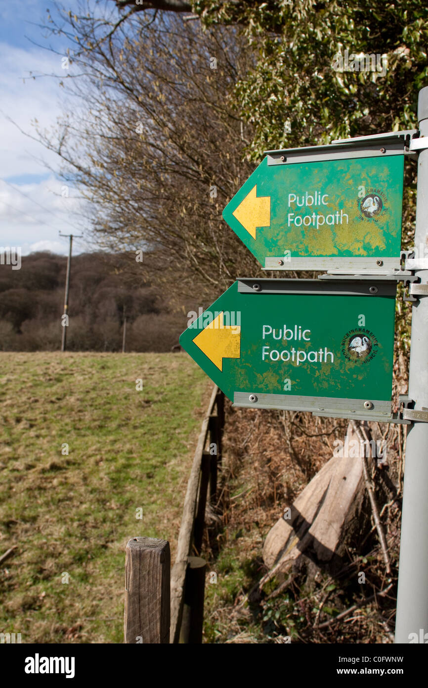 Paseos públicos firmar señalando en los campos cerca de Wendover, Buckinghamshire Foto de stock