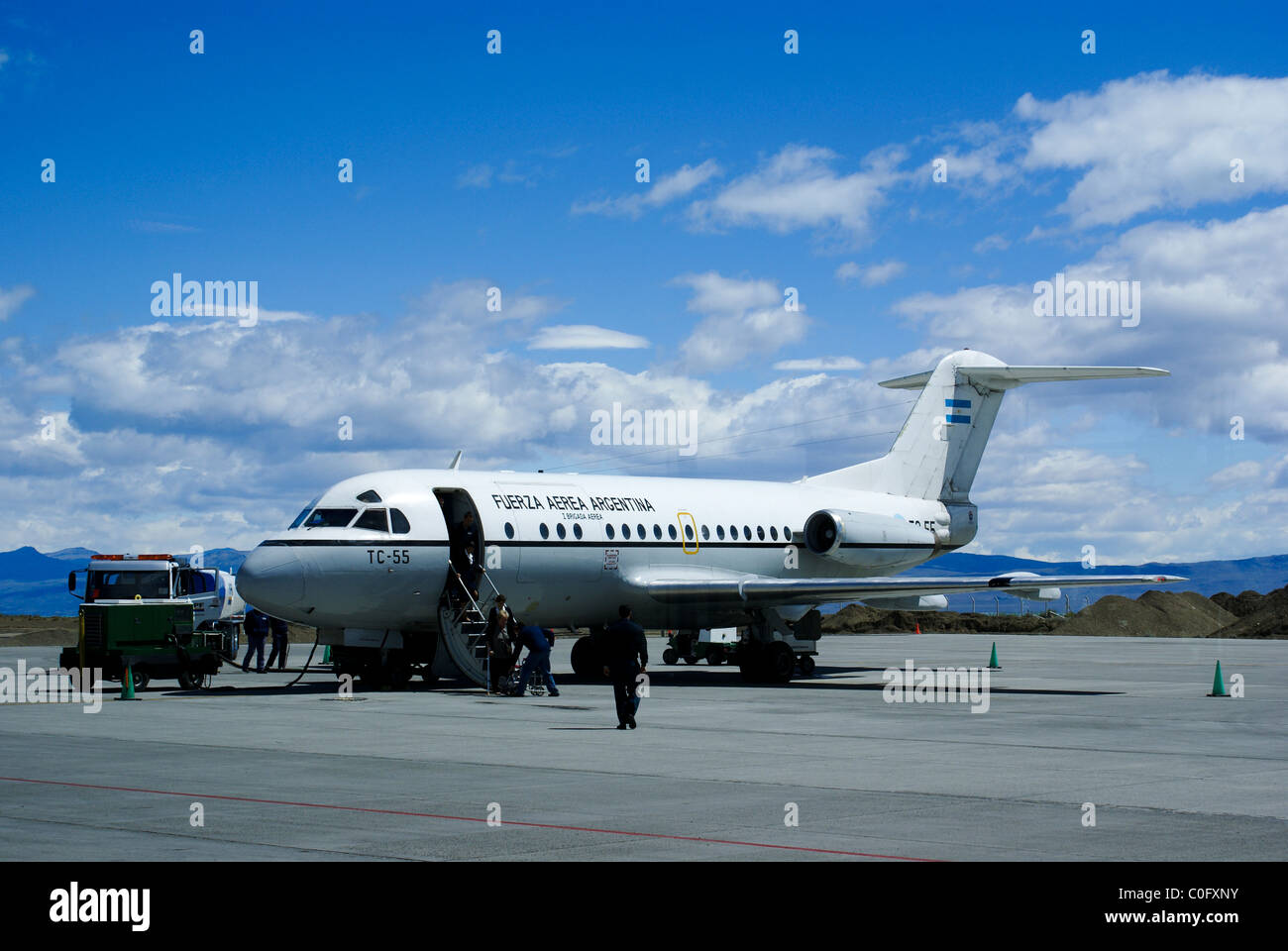 fuerza-aerea-argentina-fokker-f-28-1000c-beca-en-el-aeropuerto-de-el-calafate-argentina-c0fxny.jpg
