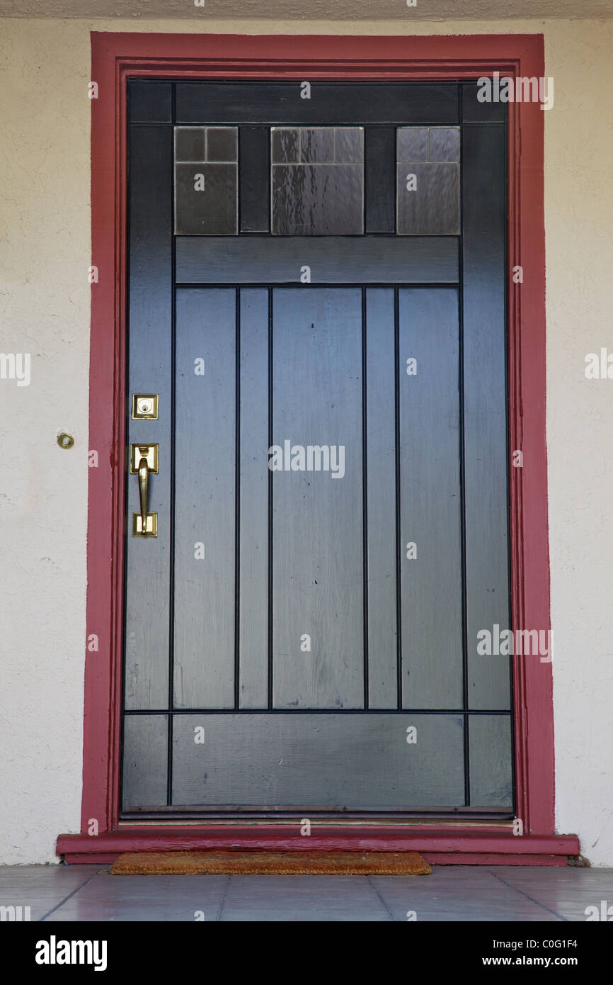 Artesano deco puerta de madera negra con guarnición de Borgoña Fotografía  de stock - Alamy
