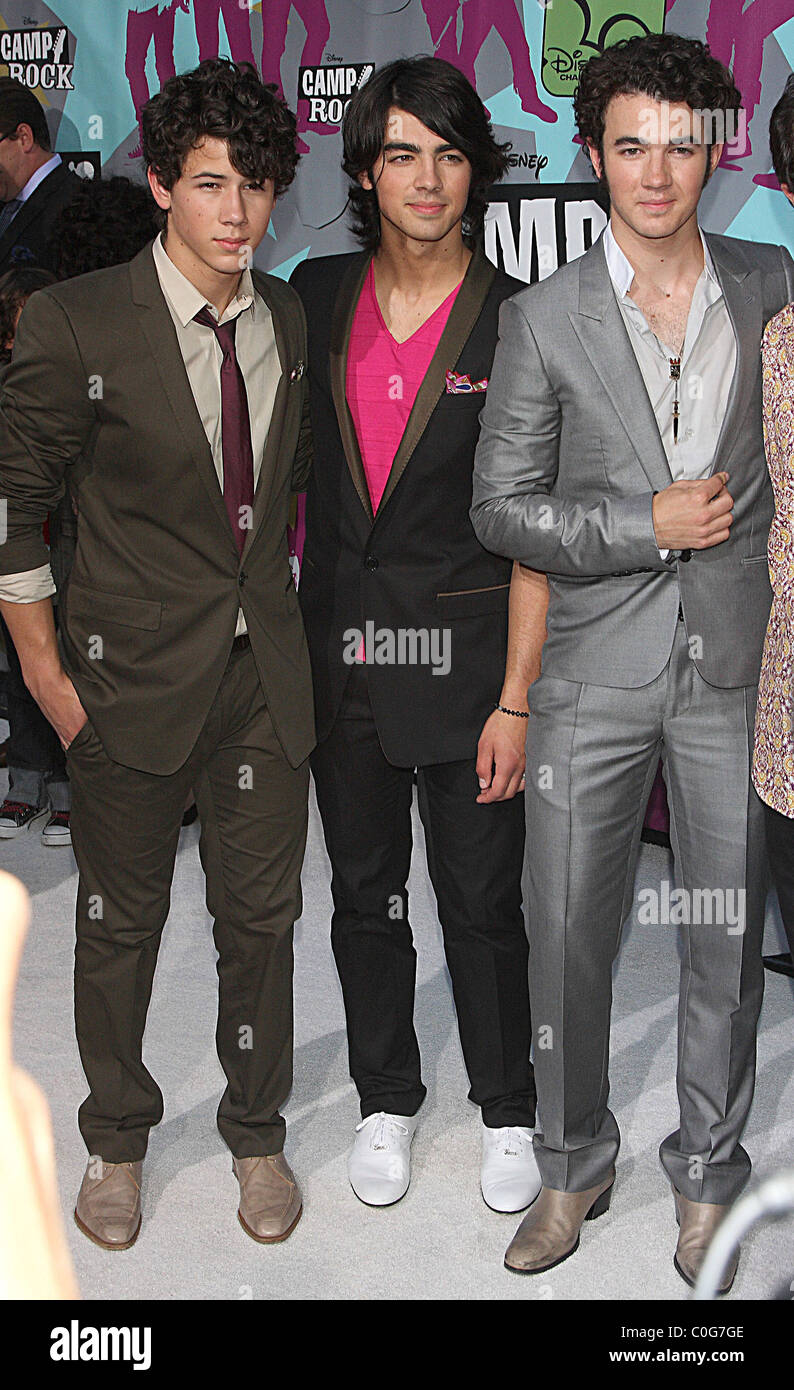 Los Jonas Brothers, Nick Jonas, Joe Jonas y Kevin jonas y hermanito Frankie  Jonas el estreno de Nueva York de la Disney Fotografía de stock - Alamy