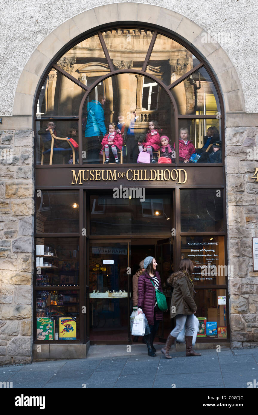 dh Museo de la Infancia ROYAL MILE EDINBURGH Childern sentado arriba Entrada al museo de niños escocia niño reino unido Foto de stock